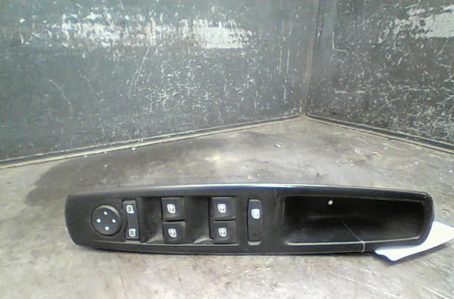 Commande lève-glace porte avant gauche Renault MEGANE III 3-5 portes (BZ0-1_, B3_) 1.5 dci (2009) 5 portes occasion