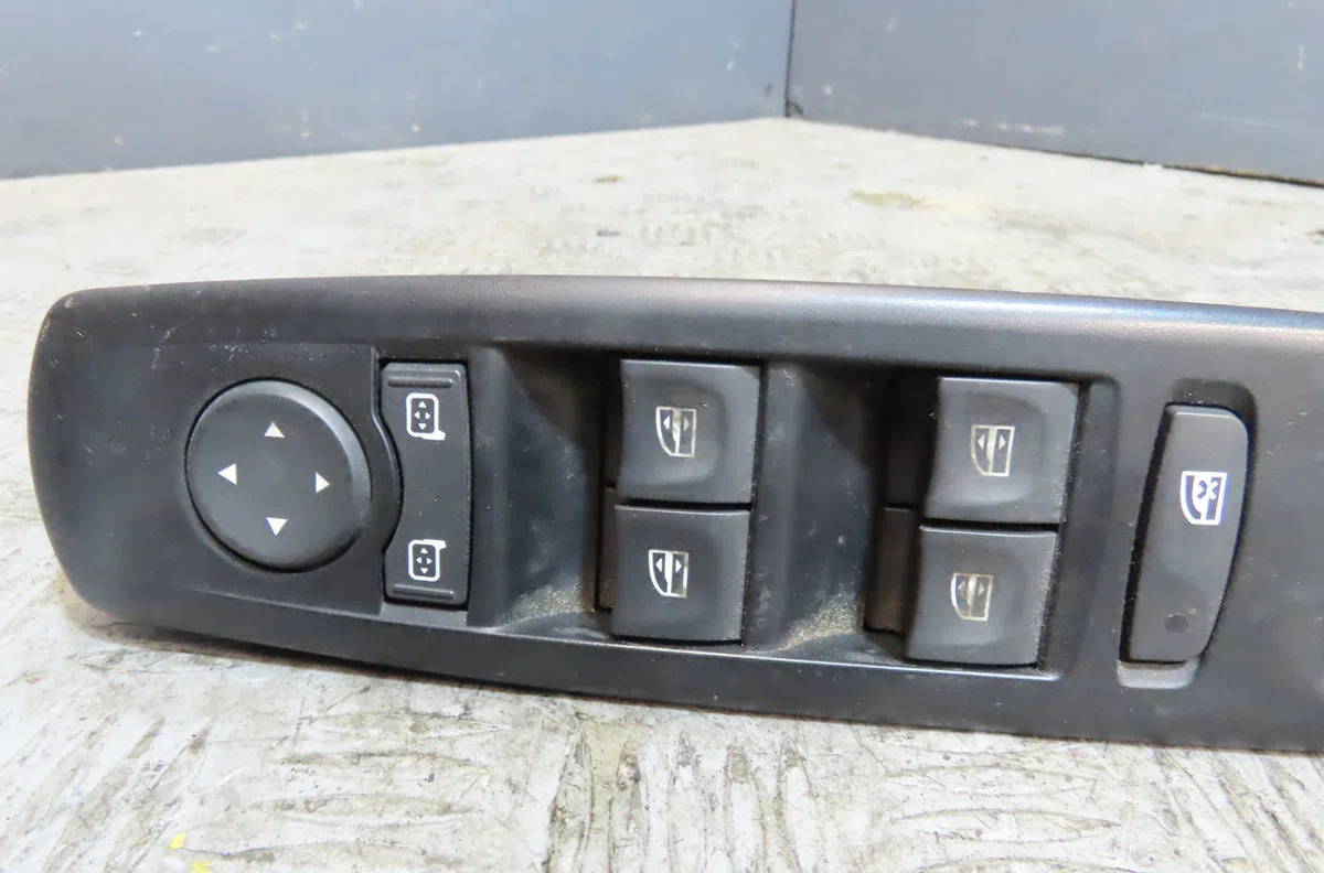 Commande lève-glace porte avant gauche Renault MEGANE III 3-5 portes (BZ0-1_, B3_) 1.5 dci (bz09, bz0d, bz1w, bz29, bz14