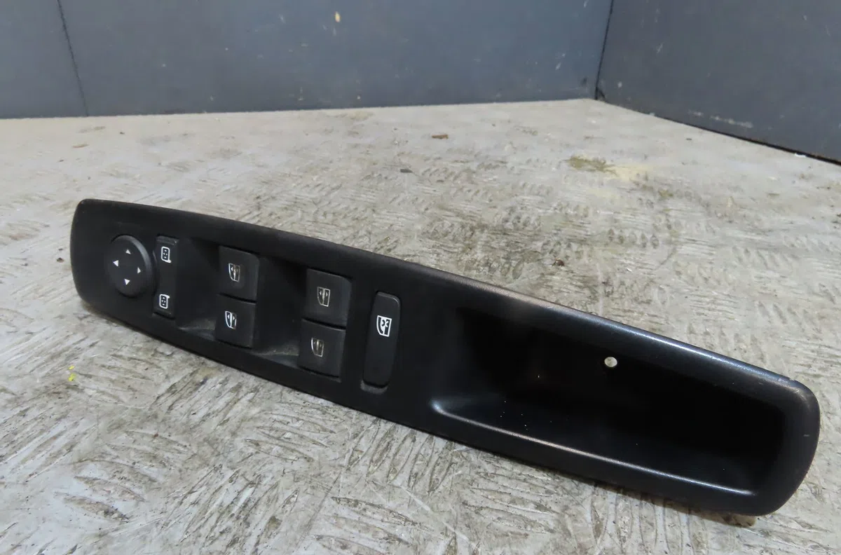 Commande lève-glace porte avant gauche Renault MEGANE III 3-5 portes (BZ0-1_, B3_) 1.5 dci (bz09, bz0d, bz1w, bz29, bz14