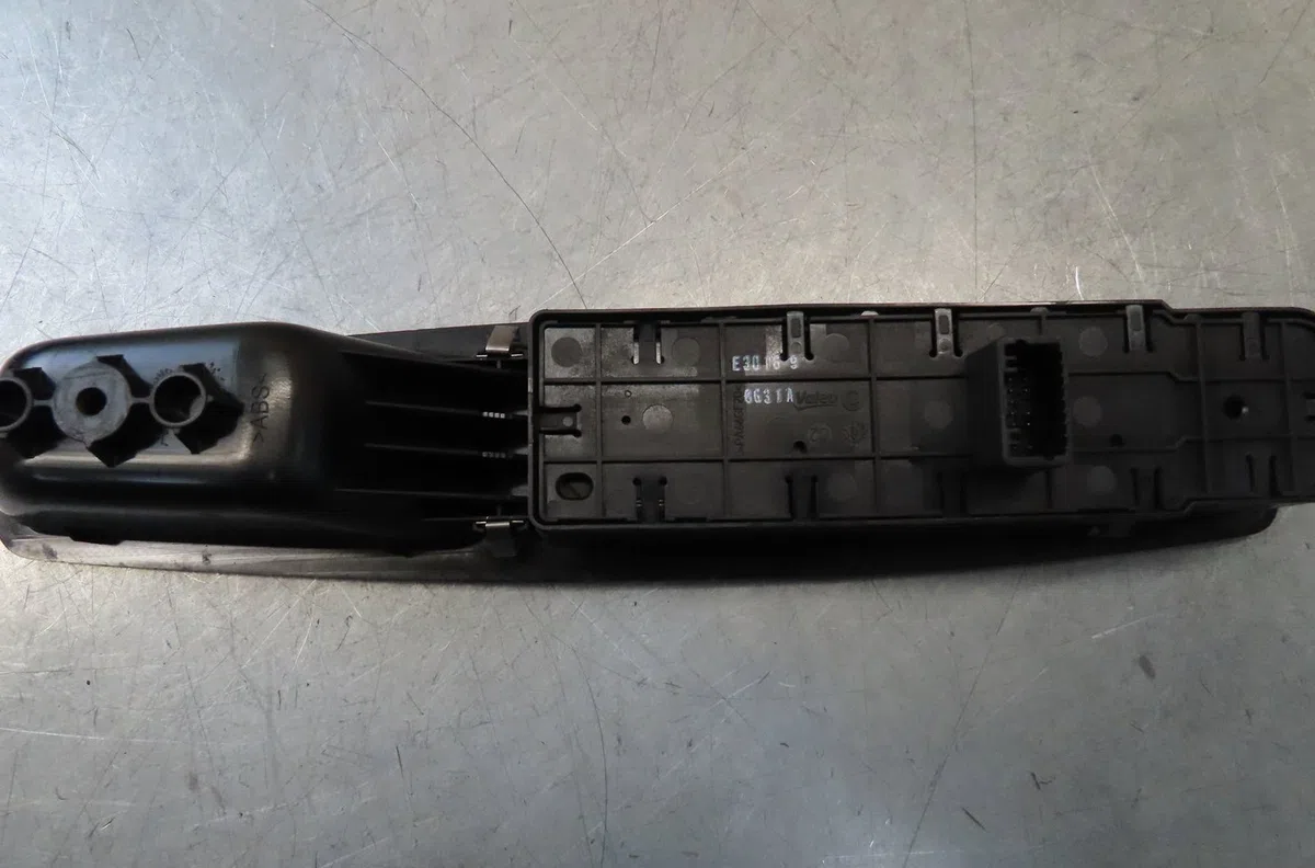 Commande lève-glace porte avant gauche Renault MEGANE III 3-5 portes (BZ0-1_, B3_) 1.5 dci (bz0c) (2008-2015) 5 portes occasion — photo 2