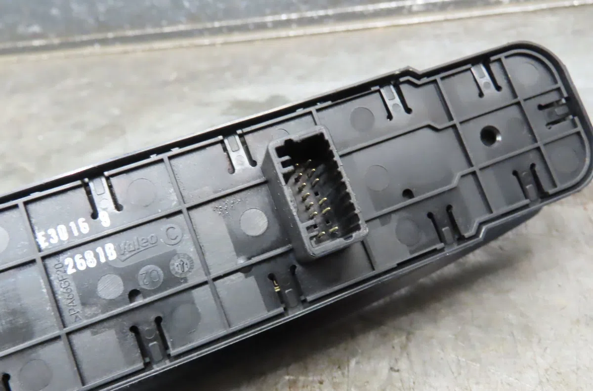 Commande lève-glace porte avant gauche Renault MEGANE III 3-5 portes (BZ0-1_, B3_) 1.5 dci (bz0c) (2008-2015) 5 portes o