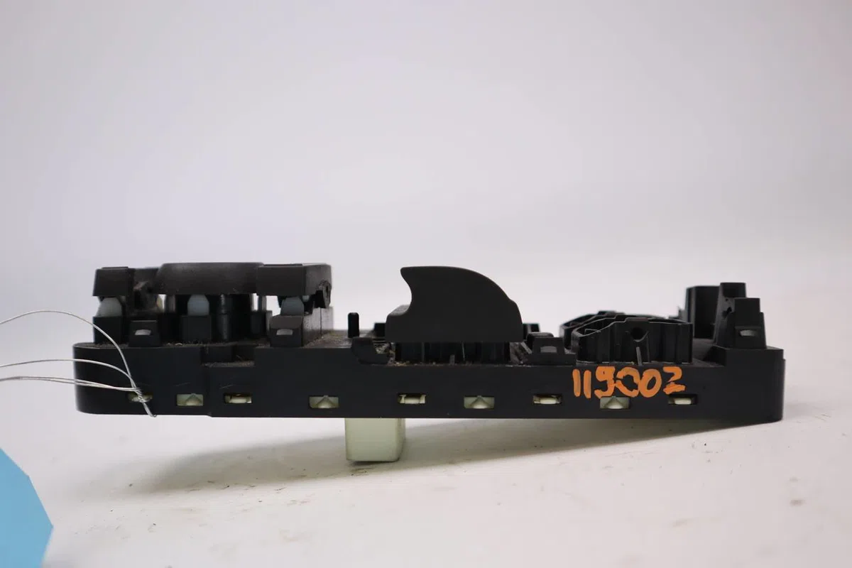 Commande lève-glace porte avant gauche Renault MEGANE III Coupé (DZ0-1_) 1.9 dci (dz0n, dz0j, dz1j, dz1k) (2008-2015) oc