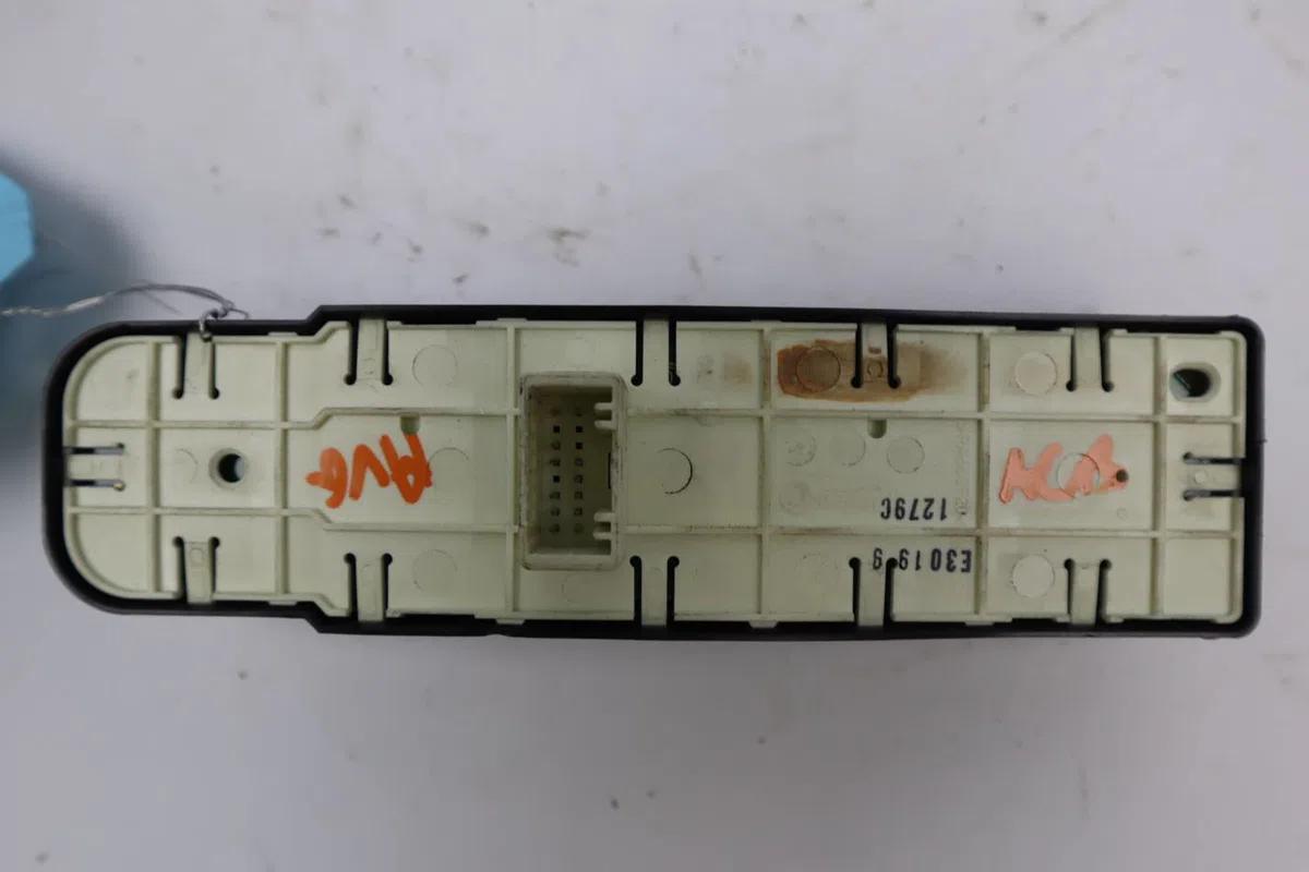 Commande lève-glace porte avant gauche Renault MEGANE III Coupé (DZ0-1_) 1.9 dci (dz0n, dz0j, dz1j, dz1k) (2008-2015) oc