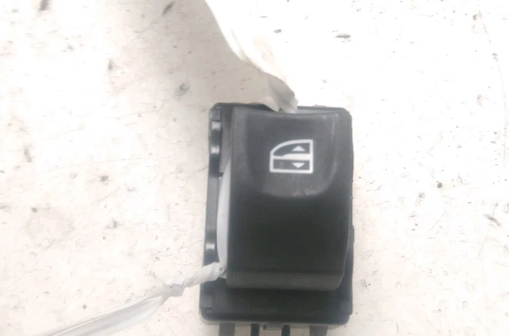 Commande lève-glace porte avant gauche Renault MEGANE III Grandtour (KZ0-1) 1.4 tce (kz0f, kz1v) (2009) occasion