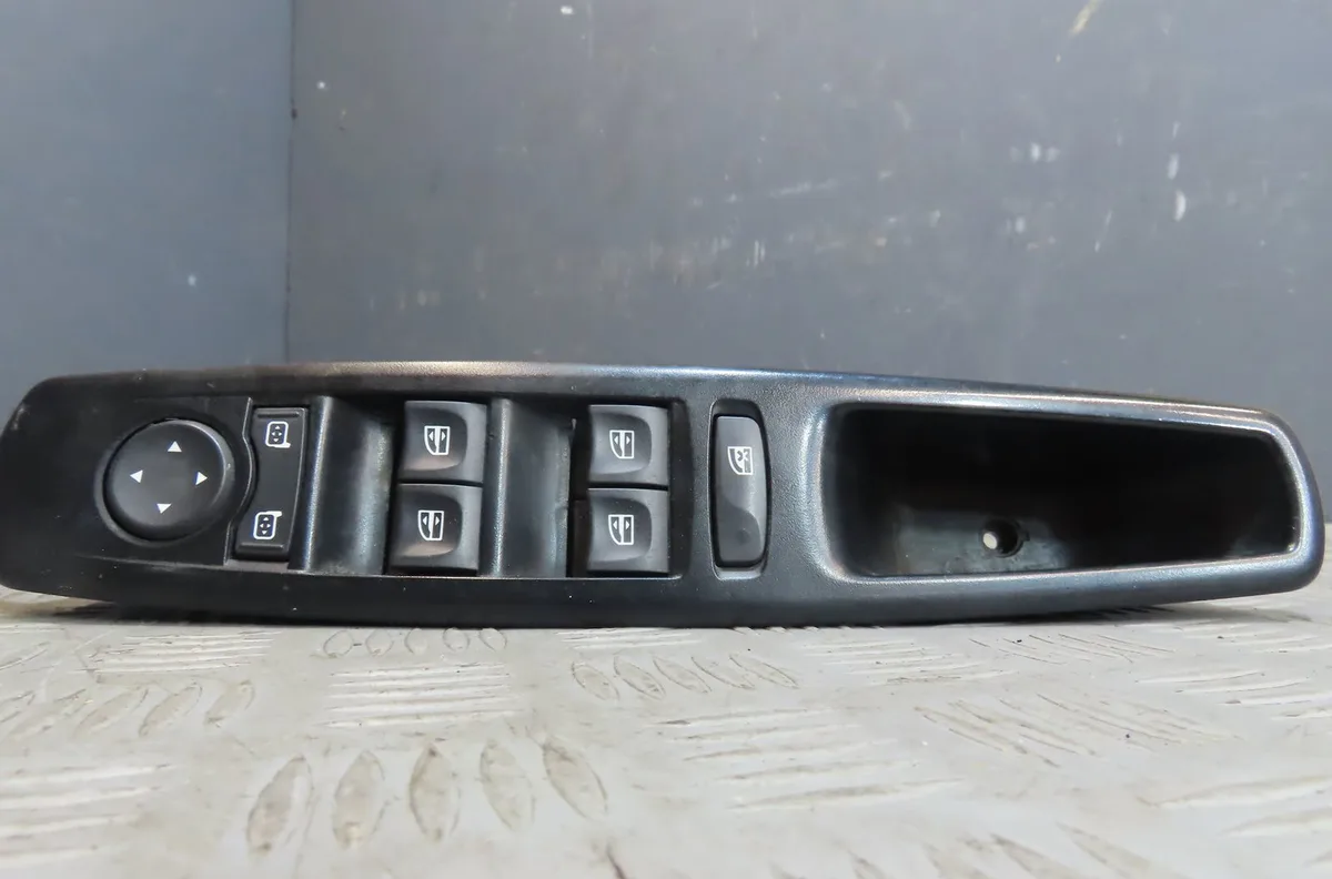 Commande lève-glace porte avant gauche Renault MEGANE III Grandtour (KZ0-1) 1.5 dci (kz09, kz0d, kz1g, kz29, kz14, kz1w,
