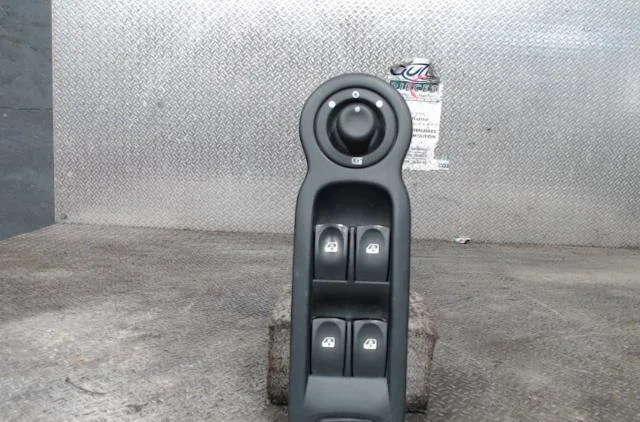 Commande lève-glace porte avant gauche Renault MODUS - GRAND MODUS (F-JP0_) 1.5 dci 90 (2010) occasion