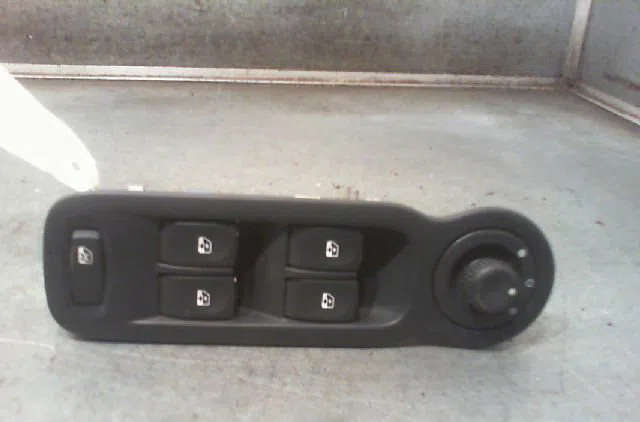 Commande lève-glace porte avant gauche Renault MODUS - GRAND MODUS (F-JP0_) 1.5 dci (fp0f, jp0f) (2004) 5 portes occasio