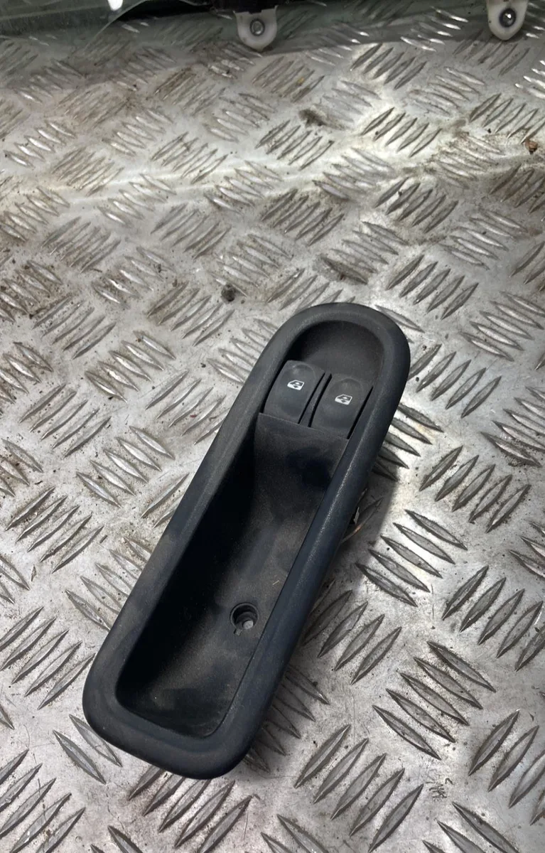 Commande lève-glace porte avant gauche RENAULT TWINGO 2 PHASE 2 occasion