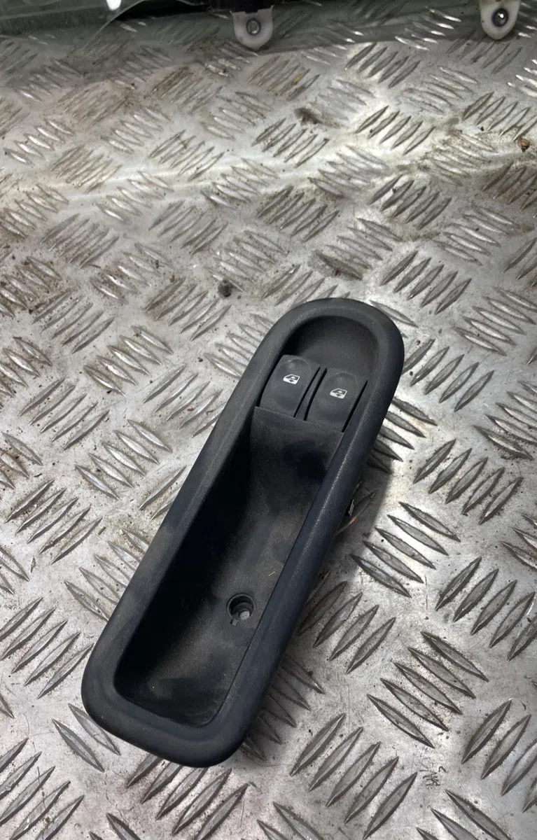 Commande lève-glace porte avant gauche RENAULT TWINGO 2 PHASE 2 occasion — photo 2