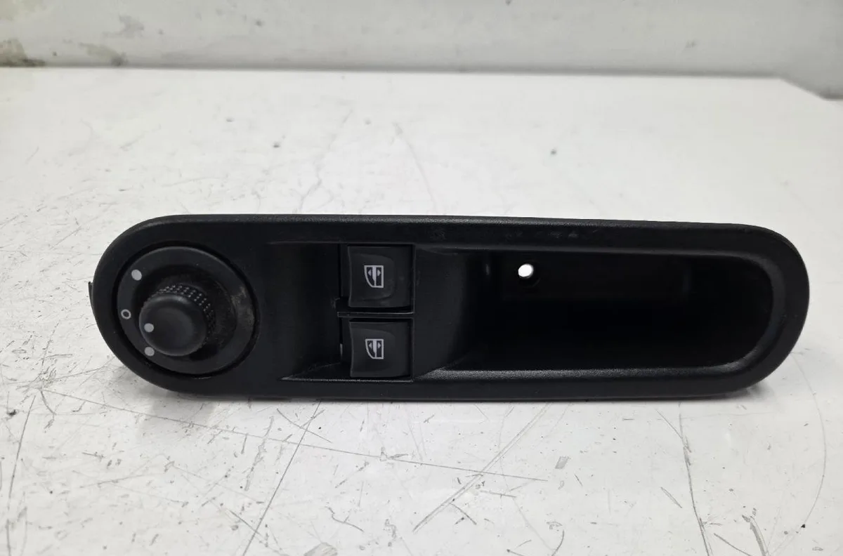 Commande lève-glace porte avant gauche RENAULT TWINGO 3 PHASE 1 occasion