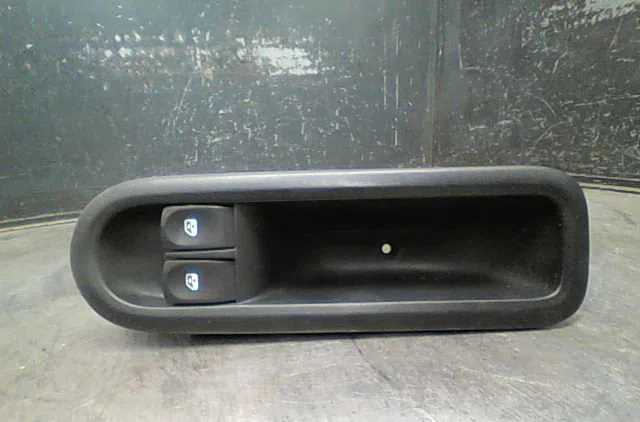 Commande lève-glace porte avant gauche Renault TWINGO II (CN0_) 1.2 (cn0d) (2007-2014) 3 portes occasion
