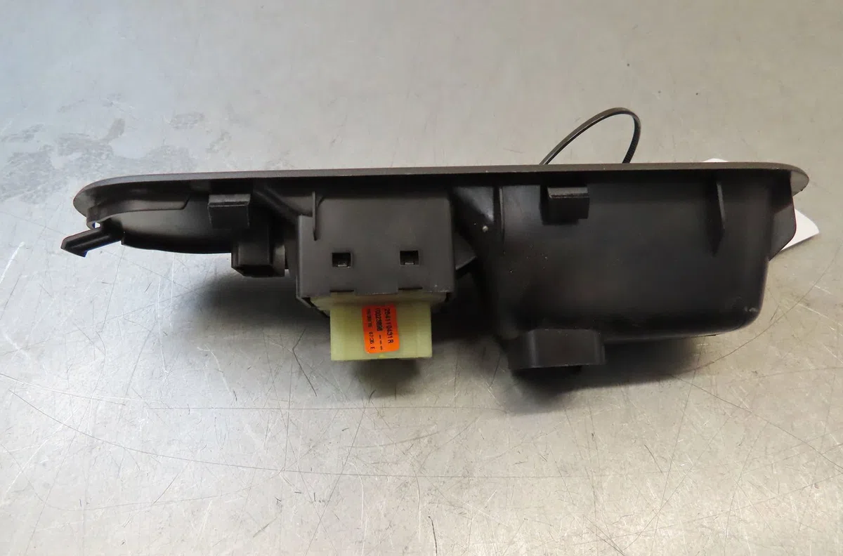 Commande lève-glace porte avant gauche RENAULT TWINGO III  0.9 TCE 12v 90ch occasion