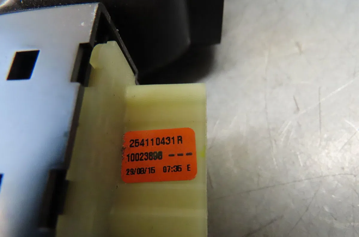 Commande lève-glace porte avant gauche RENAULT TWINGO III  0.9 TCE 12v 90ch occasion