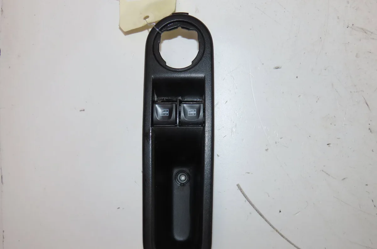 Commande lève-glace porte avant gauche Renault TWINGO III (BCM_, BCA_) 0.9 tce 95 (2019) occasion