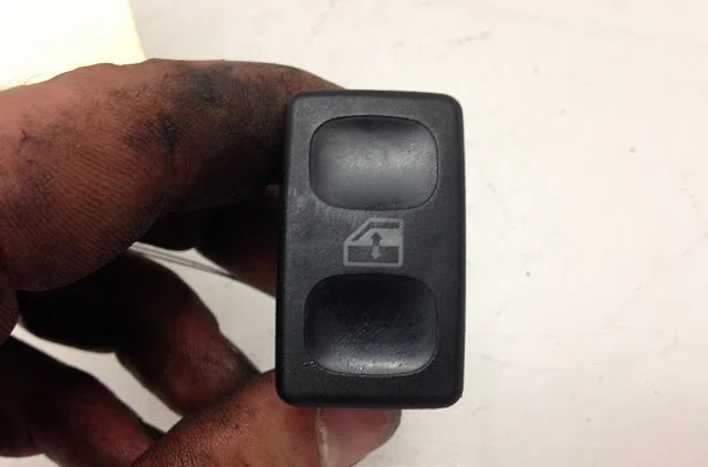 Commande lève-glace porte avant gauche Seat IBIZA II (6K1) 1.4 i (1993-2002) occasion