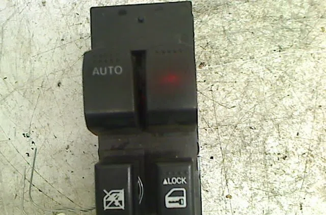 Commande lève-glace porte avant gauche Suzuki SWIFT III (MZ, EZ) 1.3 ddis (rs 413d) (2005) occasion