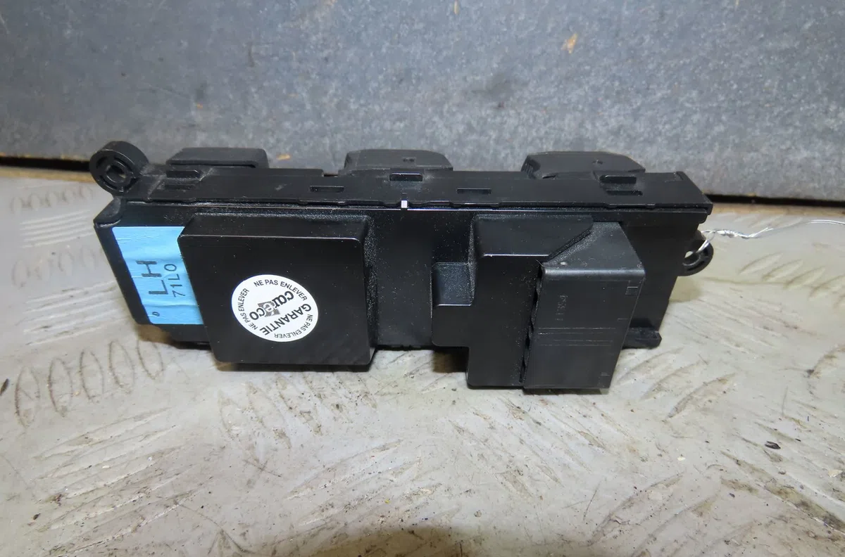 Commande lève-glace porte avant gauche Suzuki SWIFT IV (FZ, NZ) 1.2 4x4 (azh 412) (2010) occasion