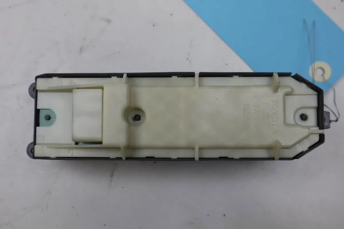 Commande lève-glace porte avant gauche Toyota AURIS (_E18_) 1.2 (nre185_) (2015-2018) occasion