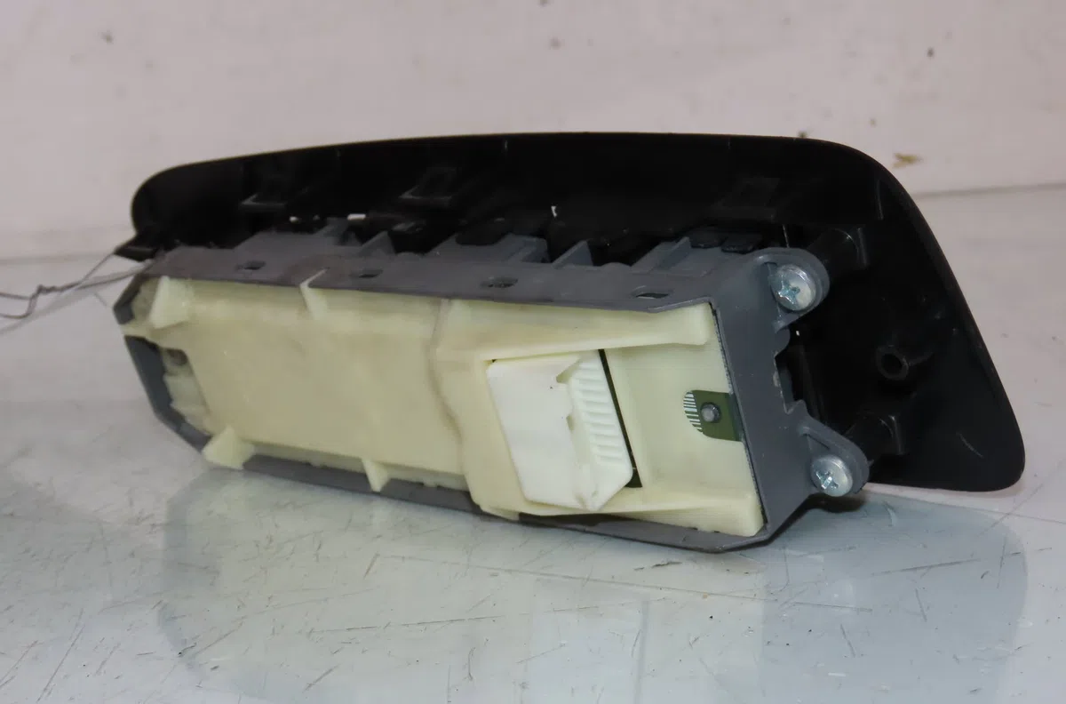 Commande lève-glace porte avant gauche TOYOTA AURIS occasion