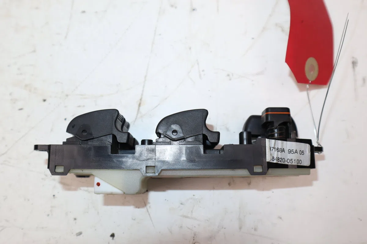 Commande lève-glace porte avant gauche Toyota AVENSIS Break (_T25_) 2.0 d-4d (cdt250_) (2003-2008) occasion