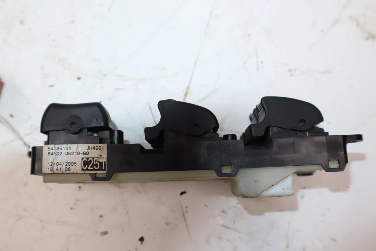 Commande lève-glace porte avant gauche Toyota AVENSIS Break (_T25_) 2.0 d-4d (cdt250_) (2003-2008) occasion