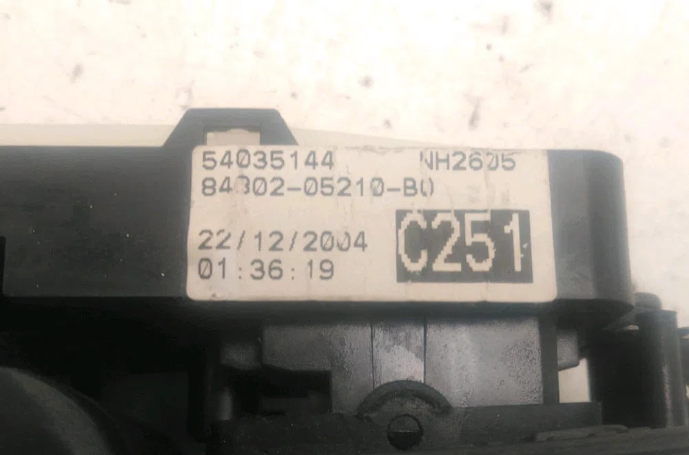 Commande lève-glace porte avant gauche Toyota AVENSIS (_T25_) 1.8 (zzt251_) (2003-2008) occasion