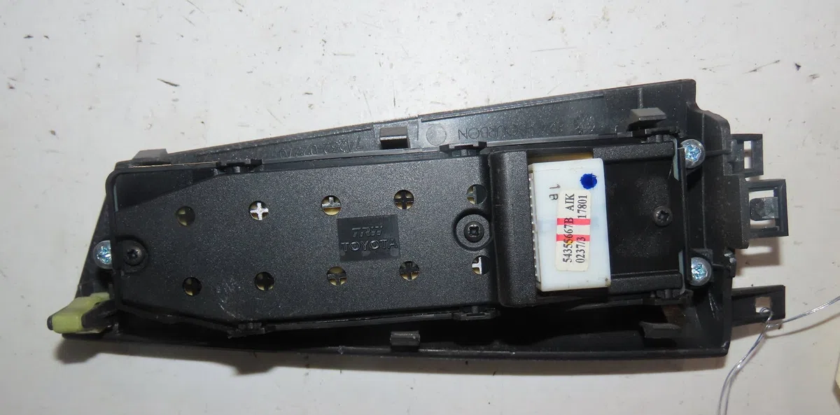 Commande lève-glace porte avant gauche Toyota COROLLA (_E12_) 1.6 vvt-i (zze121_) (2002-2006) occasion