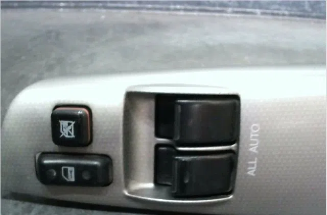Commande lève-glace porte avant gauche Toyota COROLLA (_E12_) 1.6 vvt-i (zze121_) (2002-2006) occasion