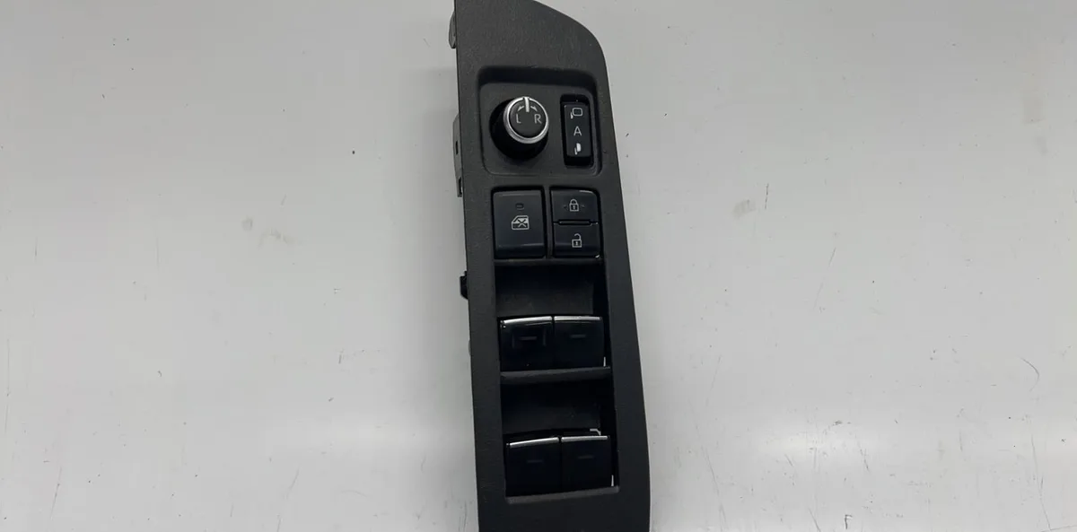 Commande lève-glace porte avant gauche TOYOTA COROLLA E21 BREAK occasion