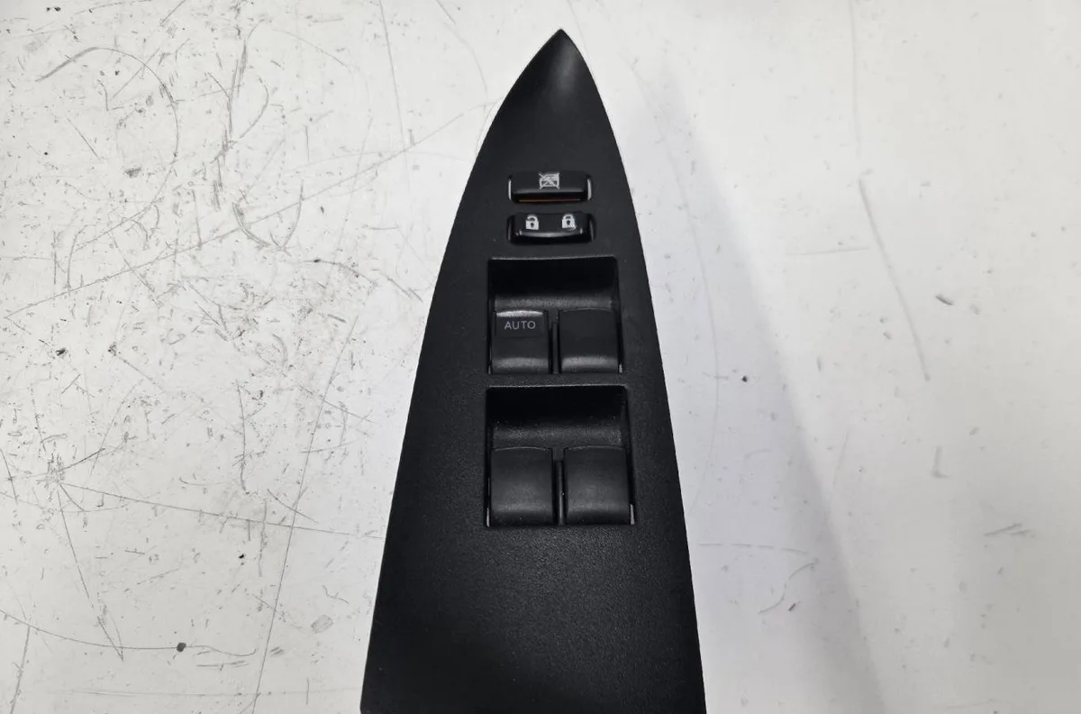 Commande lève-glace porte avant gauche TOYOTA RAV4 3 PHASE 2 occasion