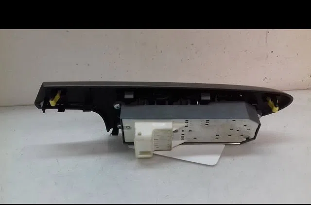 Commande lève-glace porte avant gauche Toyota URBAN CRUISER (_P1_) 1.4 d-4d 4wd (nlp115_) (2009-2014) occasion