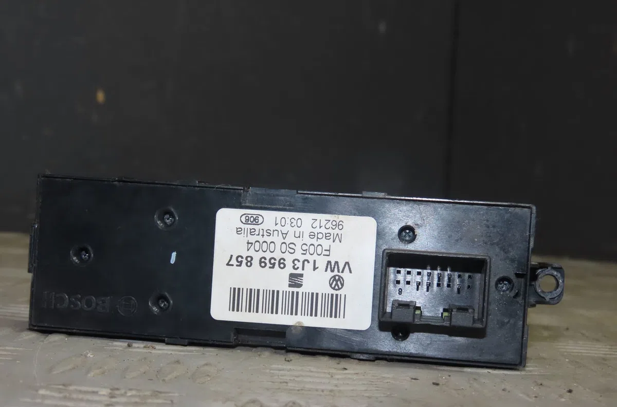 Commande lève-glace porte avant gauche Volkswagen GOLF IV (1J1) 1.4 16v (1997-2004) 5 portes occasion