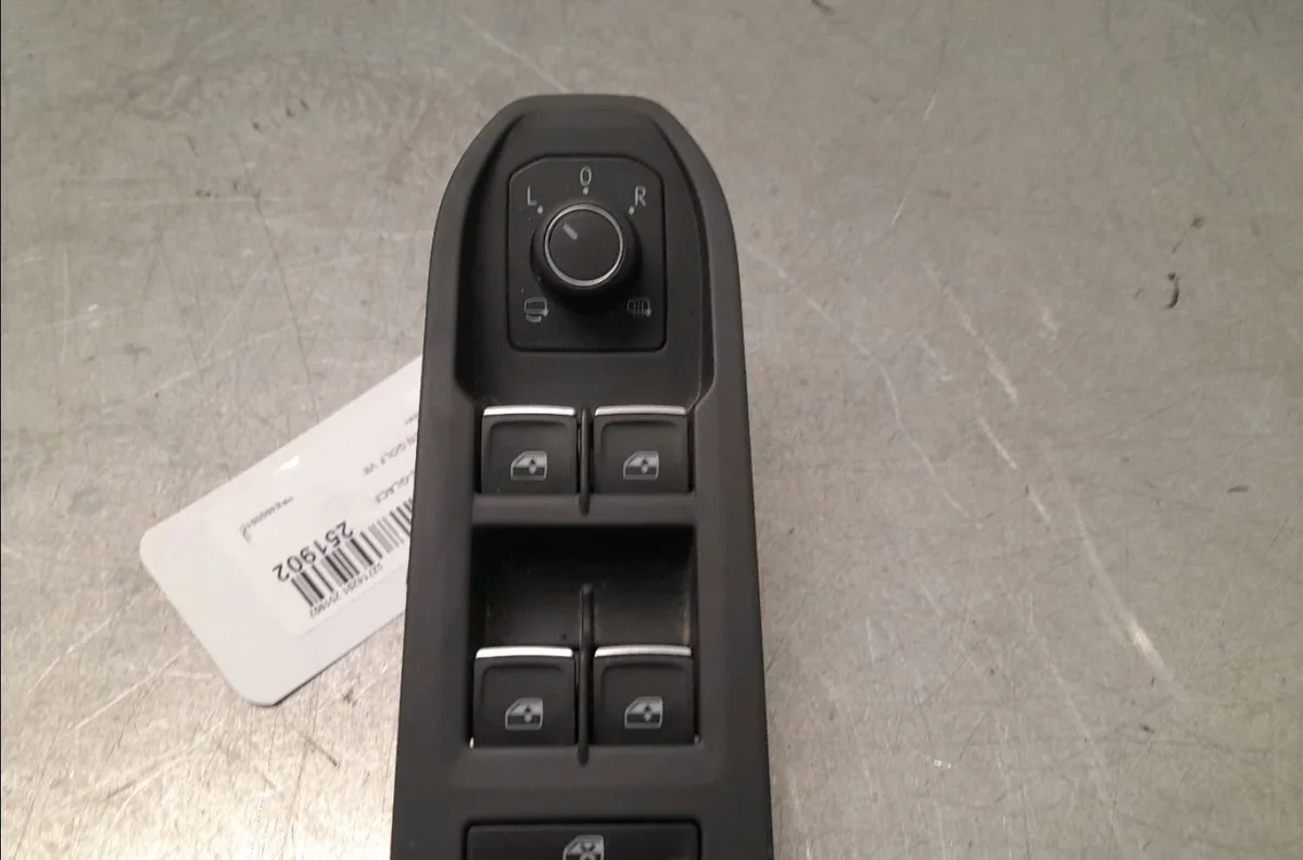 Commande lève-glace porte avant gauche Volkswagen GOLF VIII (CD1) 1.0 etsi (2020) occasion