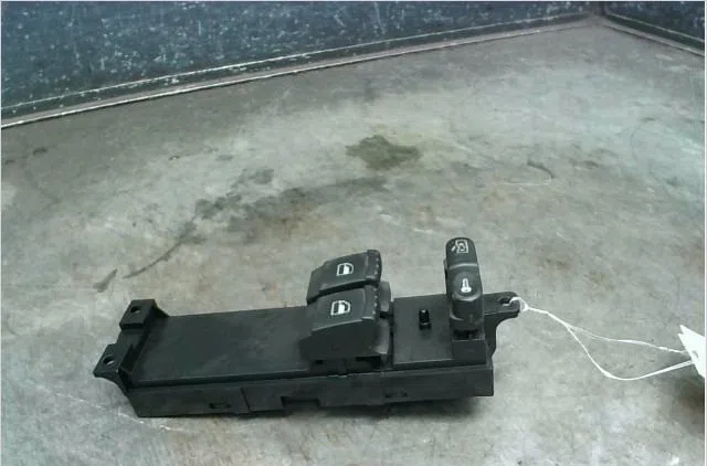 Commande lève-glace porte avant gauche VOLKSWAGEN PASSAT 2002 occasion