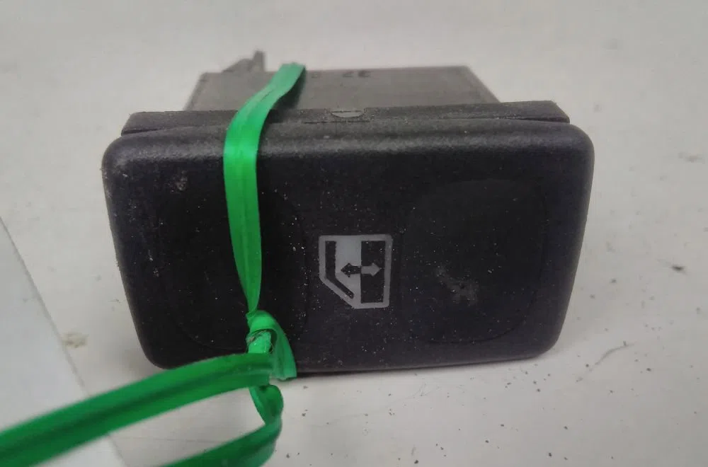 Commande lève-glace porte avant gauche VOLKSWAGEN POLO FLI. 1996 occasion
