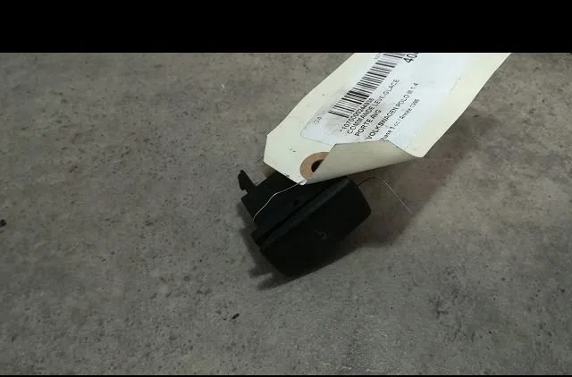 Commande lève-glace porte avant gauche Volkswagen POLO III (6N1) 60 1.4 (1995-1999) occasion