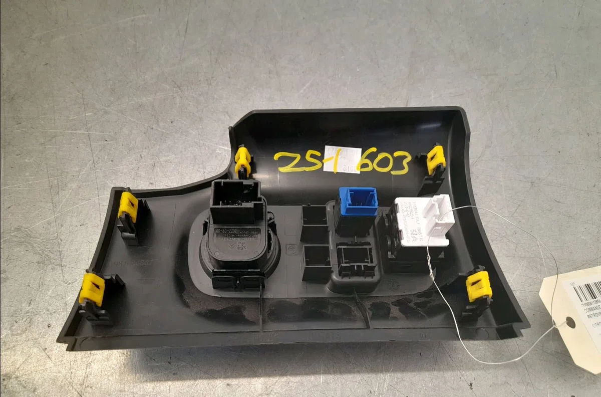 Commande retroviseur exterieur electrique gauche Citroën C3 III (SX) 1.2 puretech 82 (2018) 5 portes occasion