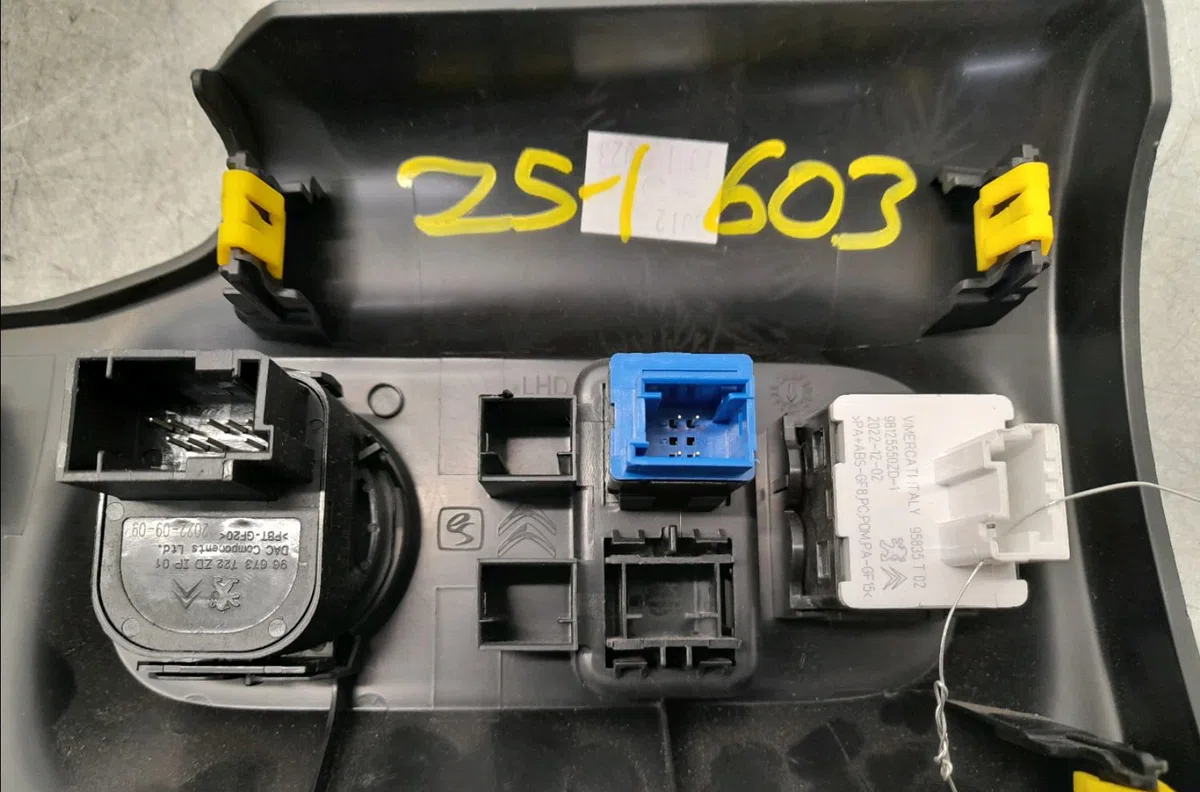 Commande retroviseur exterieur electrique gauche Citroën C3 III (SX) 1.2 puretech 82 (2018) 5 portes occasion