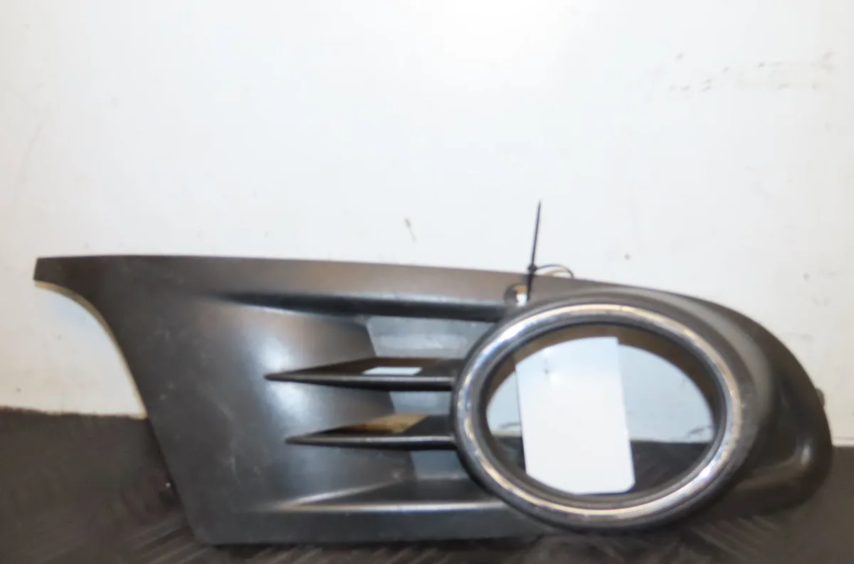 Enjoliveur phare d Volkswagen GOLF VI (5K1) 1.4 tsi (2008-2012) 5 portes occasion