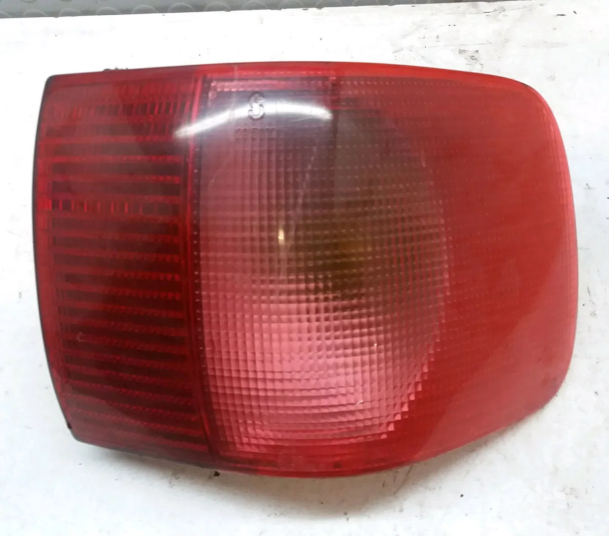 Feu arrière droit Audi 80 B4 A trois volumes (8C2) 1.9 td (1991-1994) occasion
