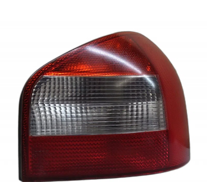 FEU ARRIERE DROIT AUDI A3 8L0945096C