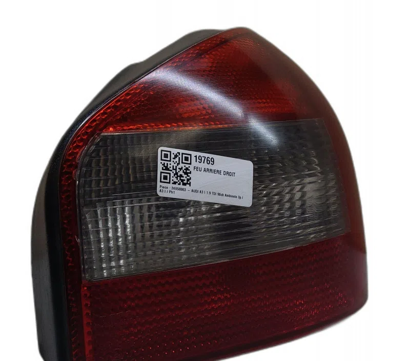 FEU ARRIERE DROIT AUDI A3 I 8L0945096A