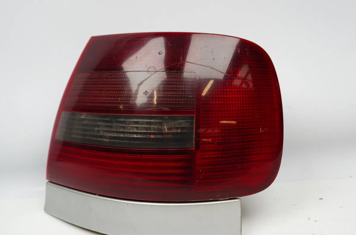 Feu arrière droit Audi A4 B5 (8D2) 1.9 tdi (1995-2000) occasion