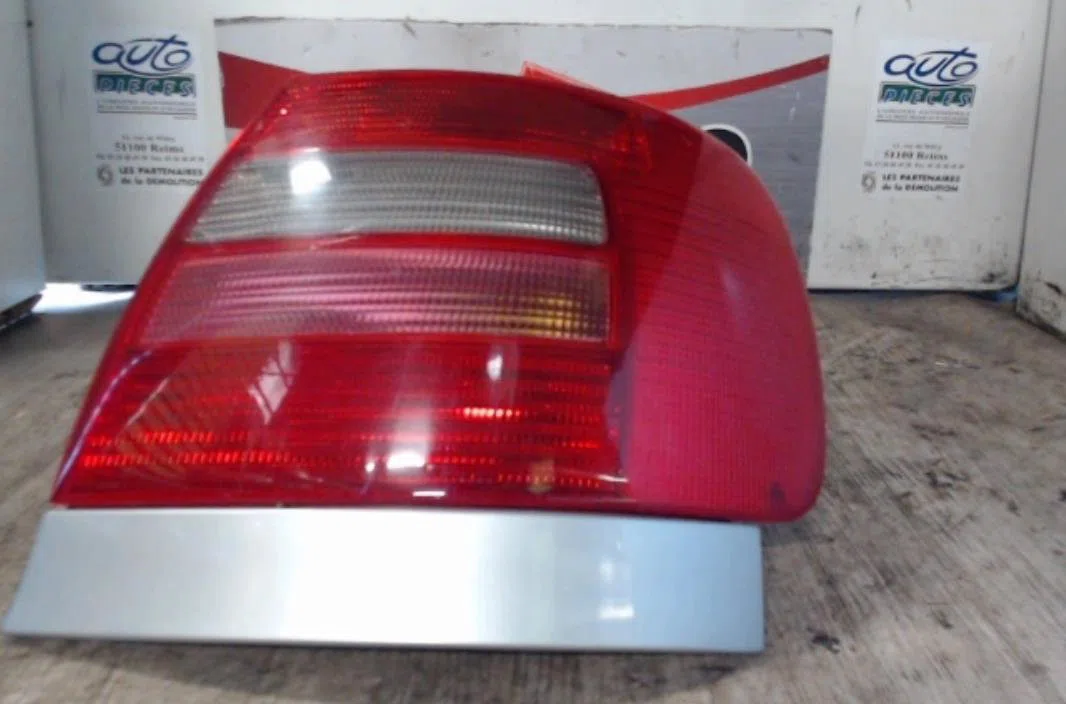 Feu arrière droit Audi A4 B5 (8D2) 1.9 tdi (1995-2000) occasion