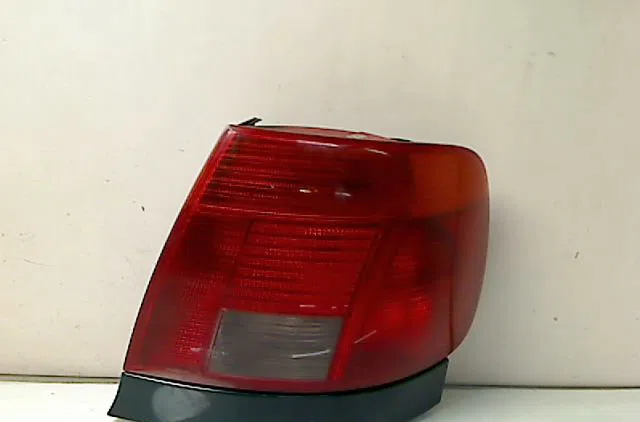 Feu arrière droit AUDI A4 I 1995 occasion