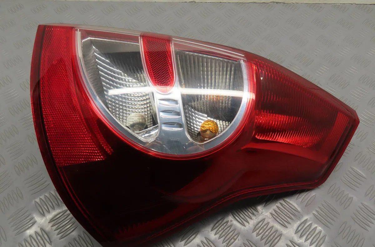 Feu arrière droit Dacia SANDERO 1.6 (bs0d, bs0b, bs0f, bs0h) (2008) occasion