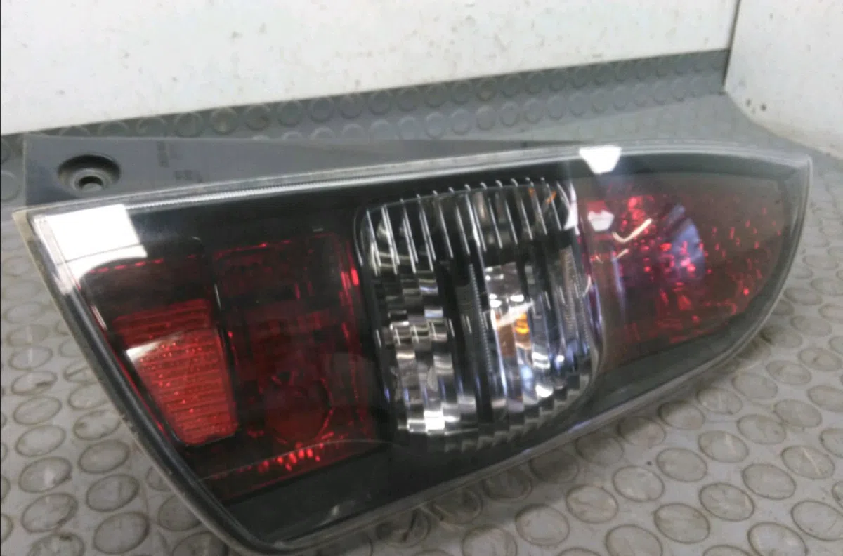 Feu arrière droit Daihatsu SIRION (M3_) 1.3 (m301) (2005) occasion