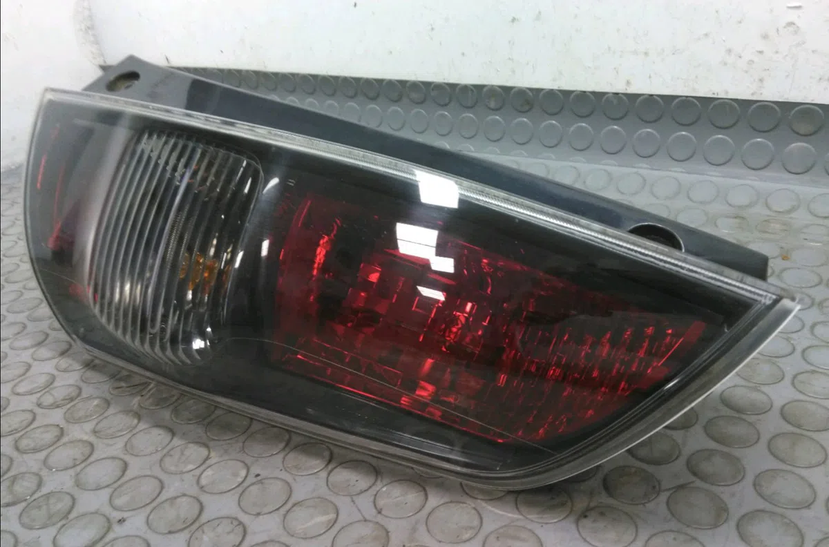 Feu arrière droit Daihatsu SIRION (M3_) 1.3 (m301) (2005) occasion