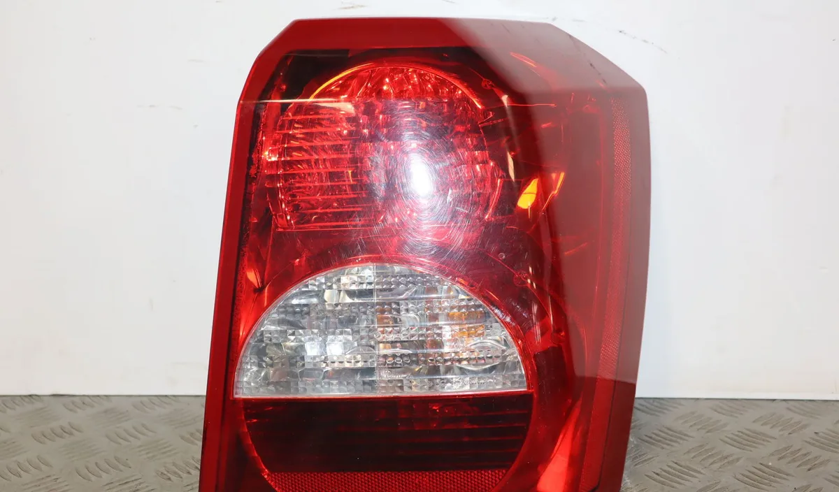 Feu arrière droit Dodge CALIBER 2.0 crd (2006) occasion