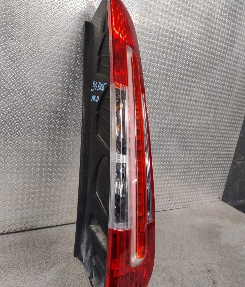 Feu arrière droit FORD C-MAX 1  C-MAX 1 PHASE 2 occasion